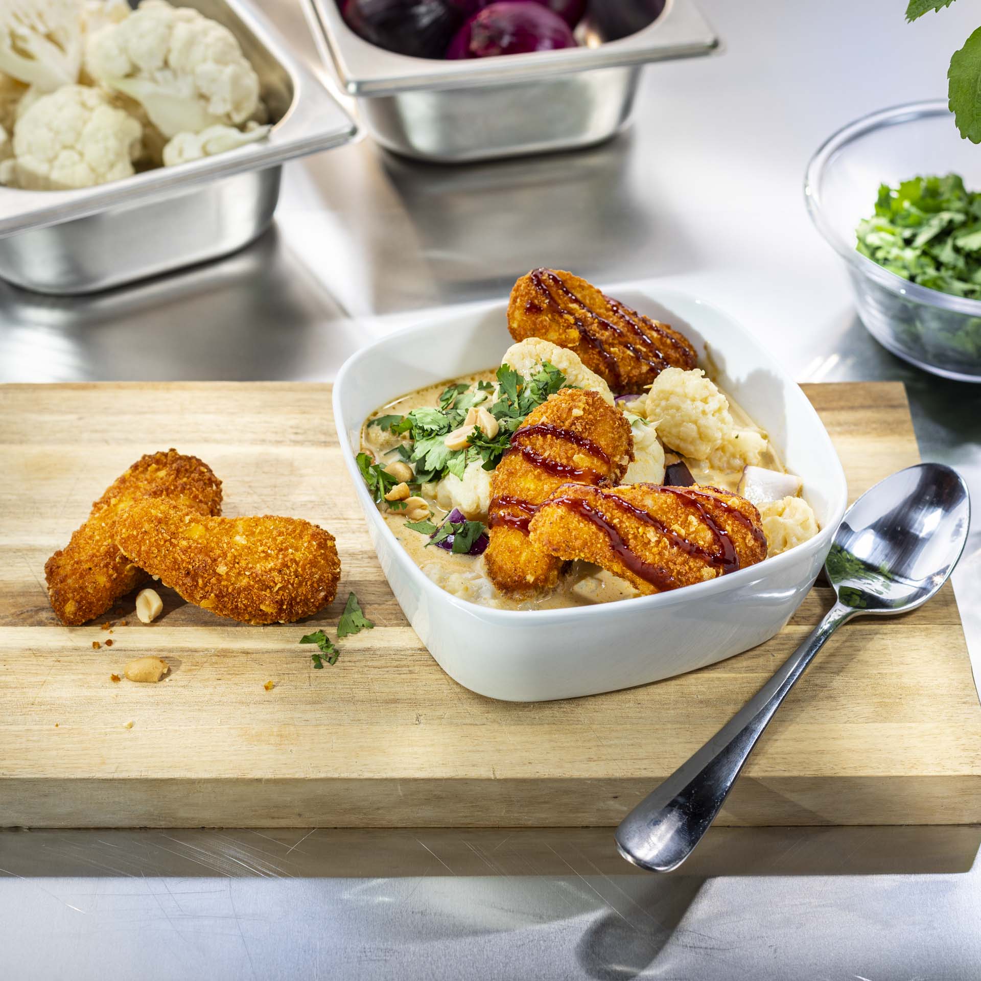 Cauliflower-Coconut-Curry with Boneless Wings from the field - Foodservice EN