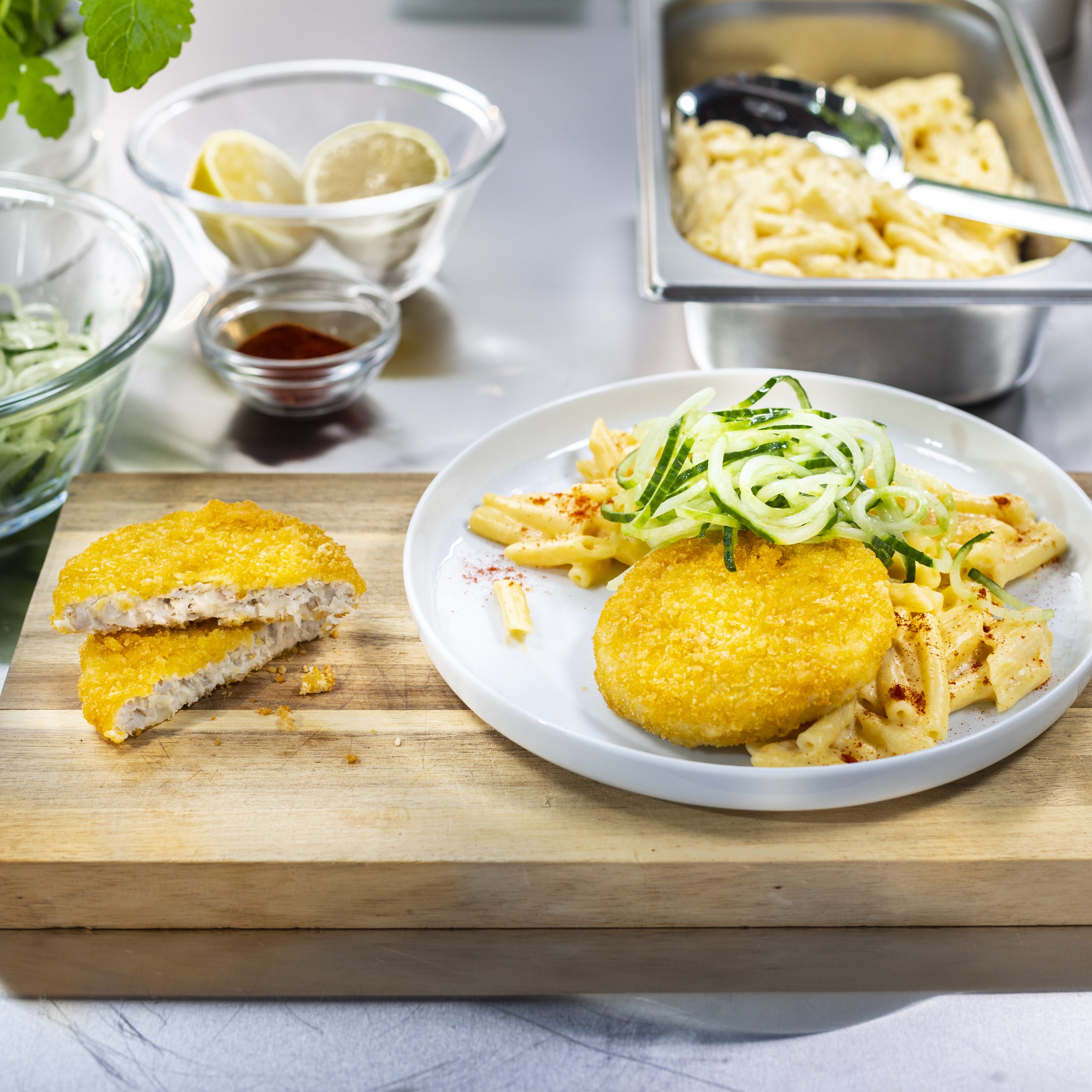 Crispy burger from the field with cheese noodles and cucumber salad - Foodservice EN