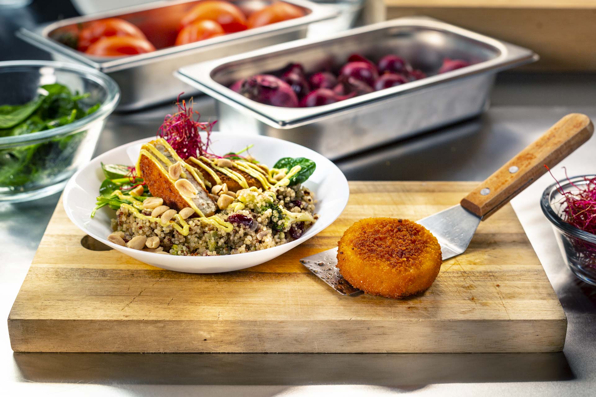 Quinoa Cranberry Bowl with Vegan Fishburger from the Field - Foodservice EN